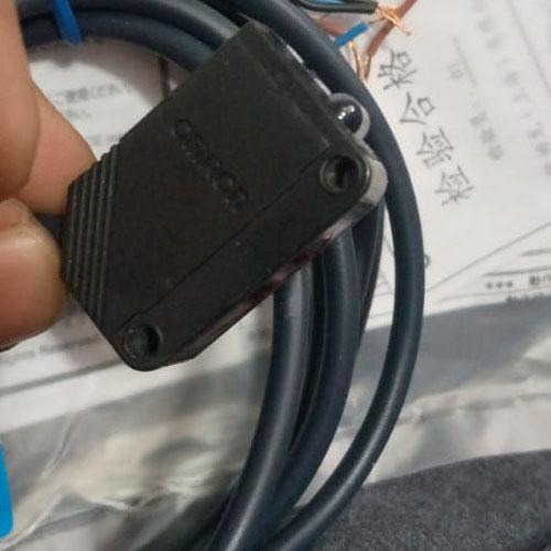 Omron E3Z-LS81 Distance-setting, Sensing distance 20 to 200 mm - industryparts.pk
