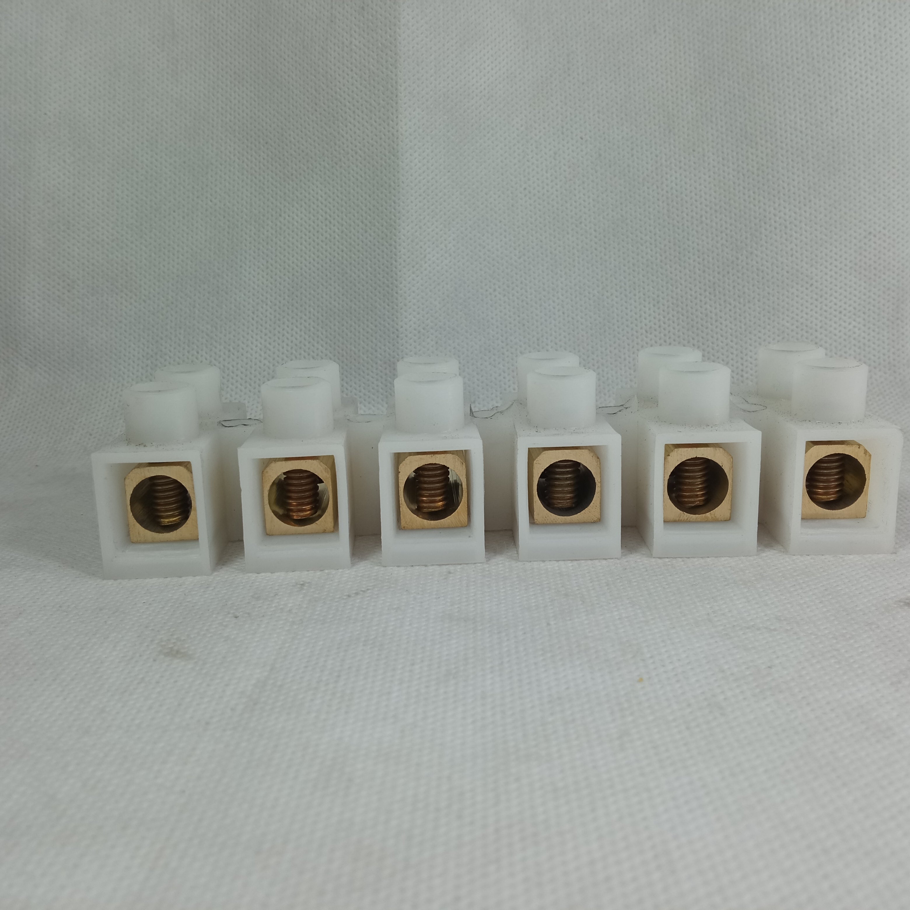 200Amp Terminal Strips Block Plug Wire Connector in Pakistan - industryparts.pk