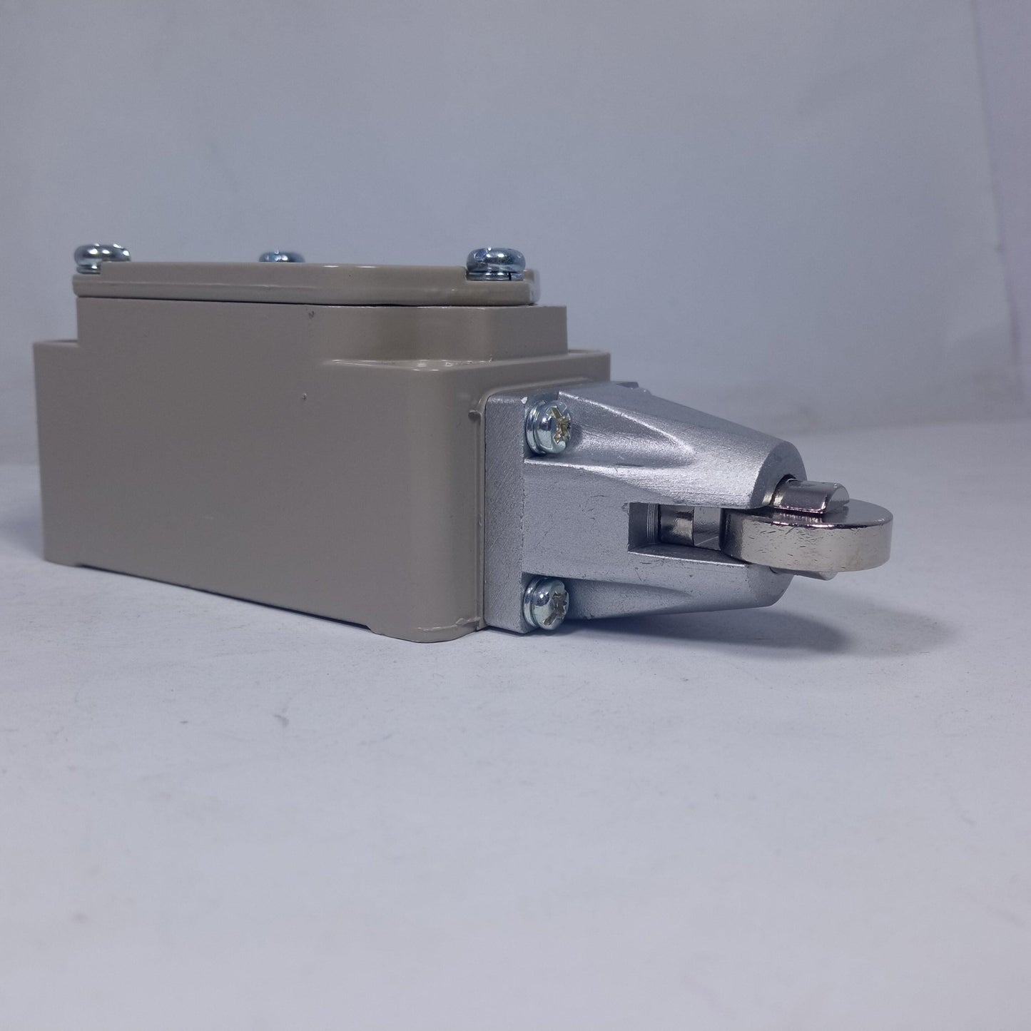 6amps WLD2 Omron Limit Switches in Pakistan - industryparts.pk
