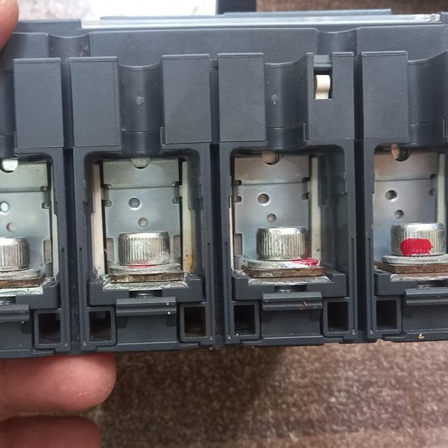Schneider NSX 250F 4pol 250A MCCB Circuit Breaker in Pakistan