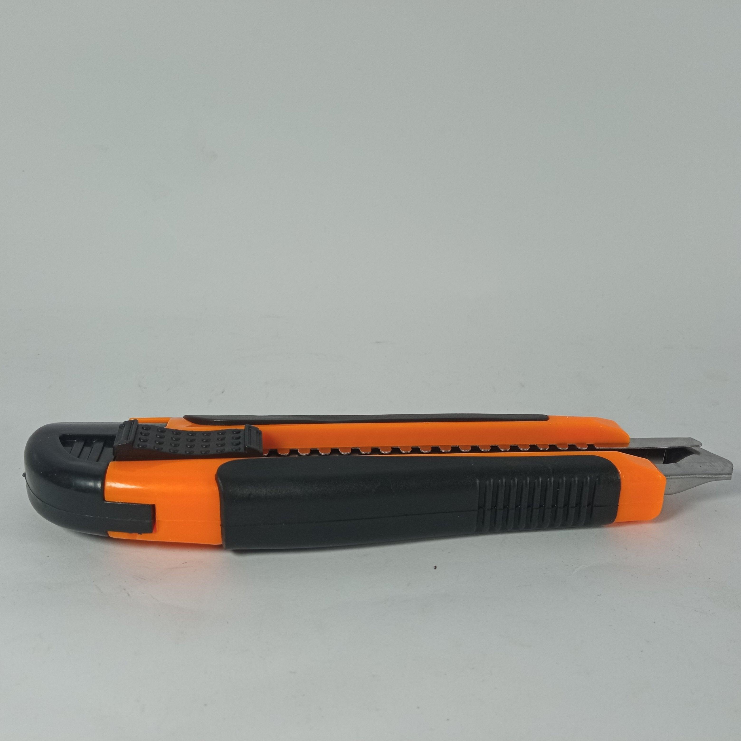 Toolmak LC-500 Auto-Lock Utility Knife with Three 3 and 4 in Pakistan - industryparts.pk