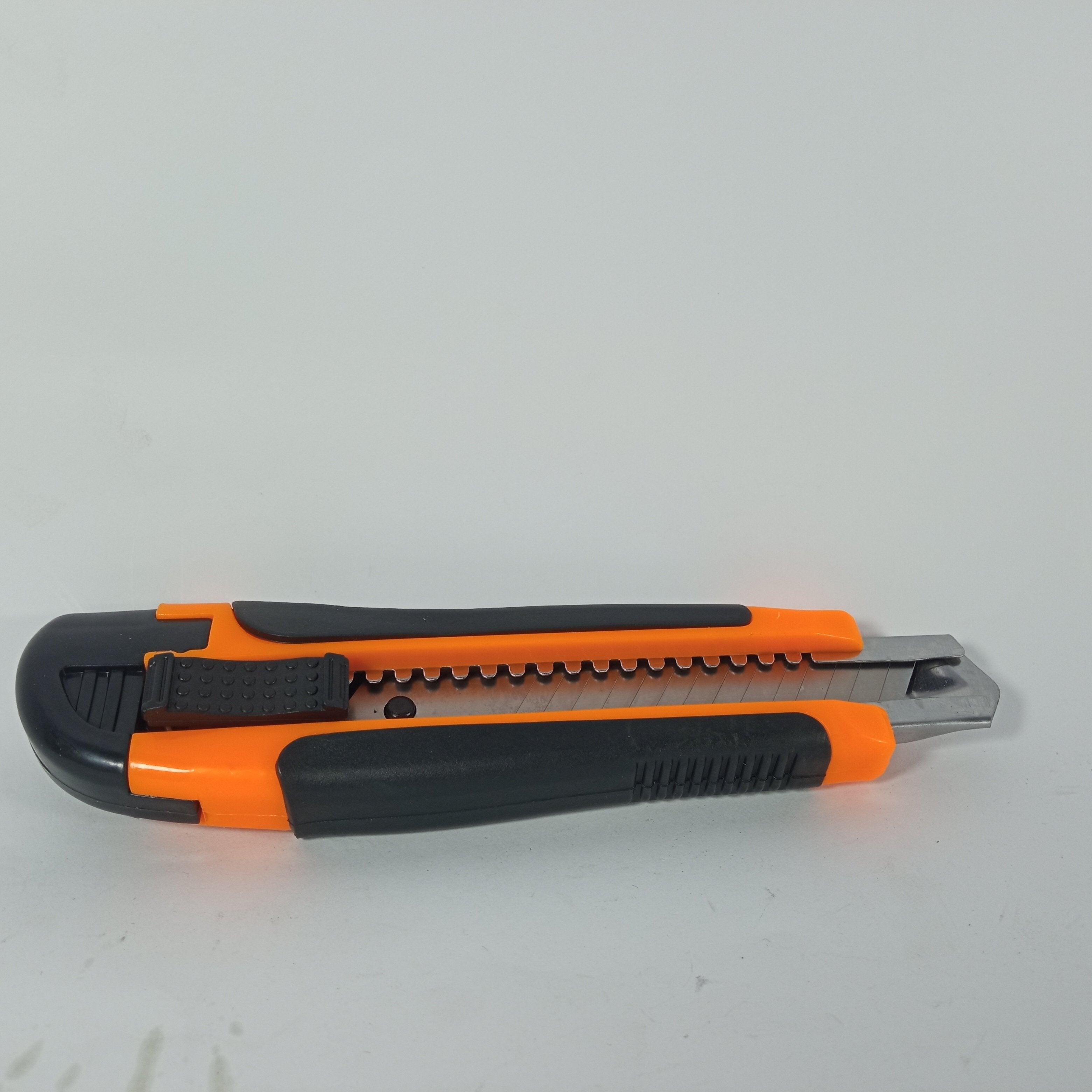 Toolmak LC-500 Auto-Lock Utility Knife with Three 3 and 4 in Pakistan - industryparts.pk