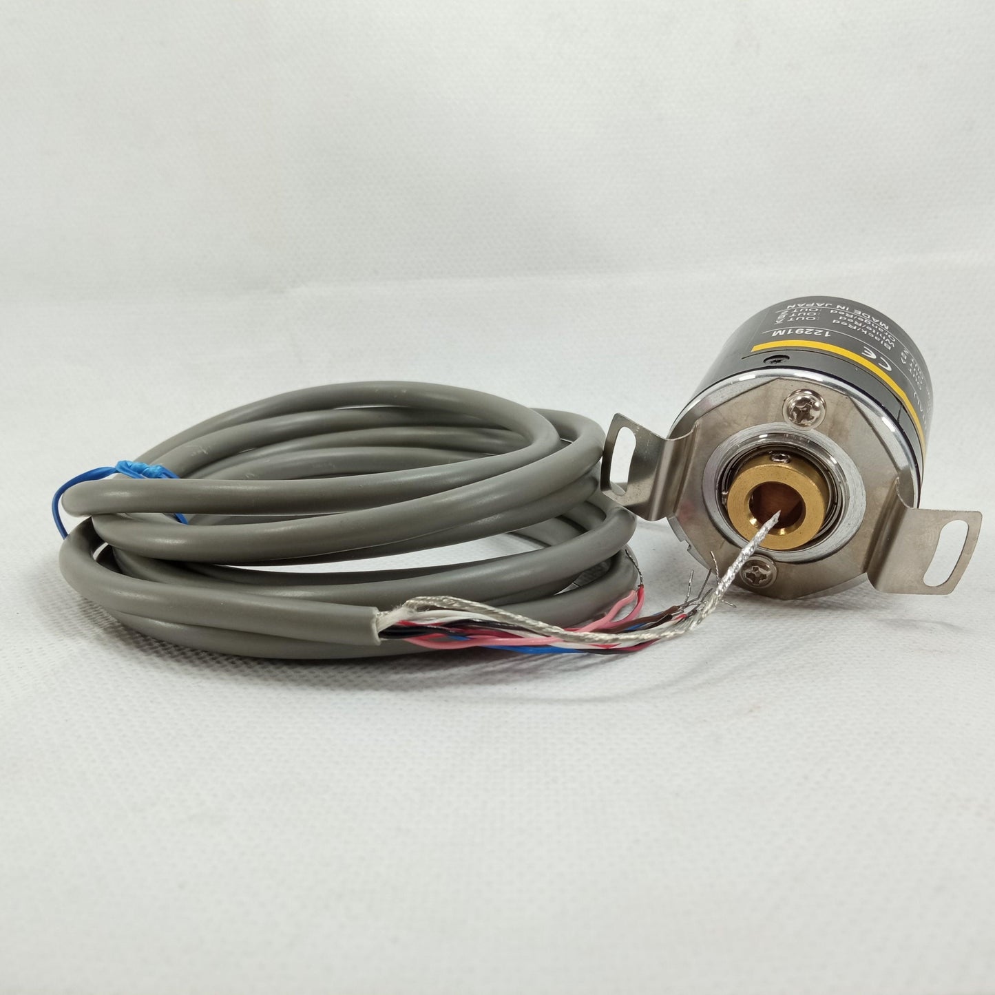 Omron E6H-CWZ6X Rotary Encoder Incremental in Pakistan - industryparts.pk