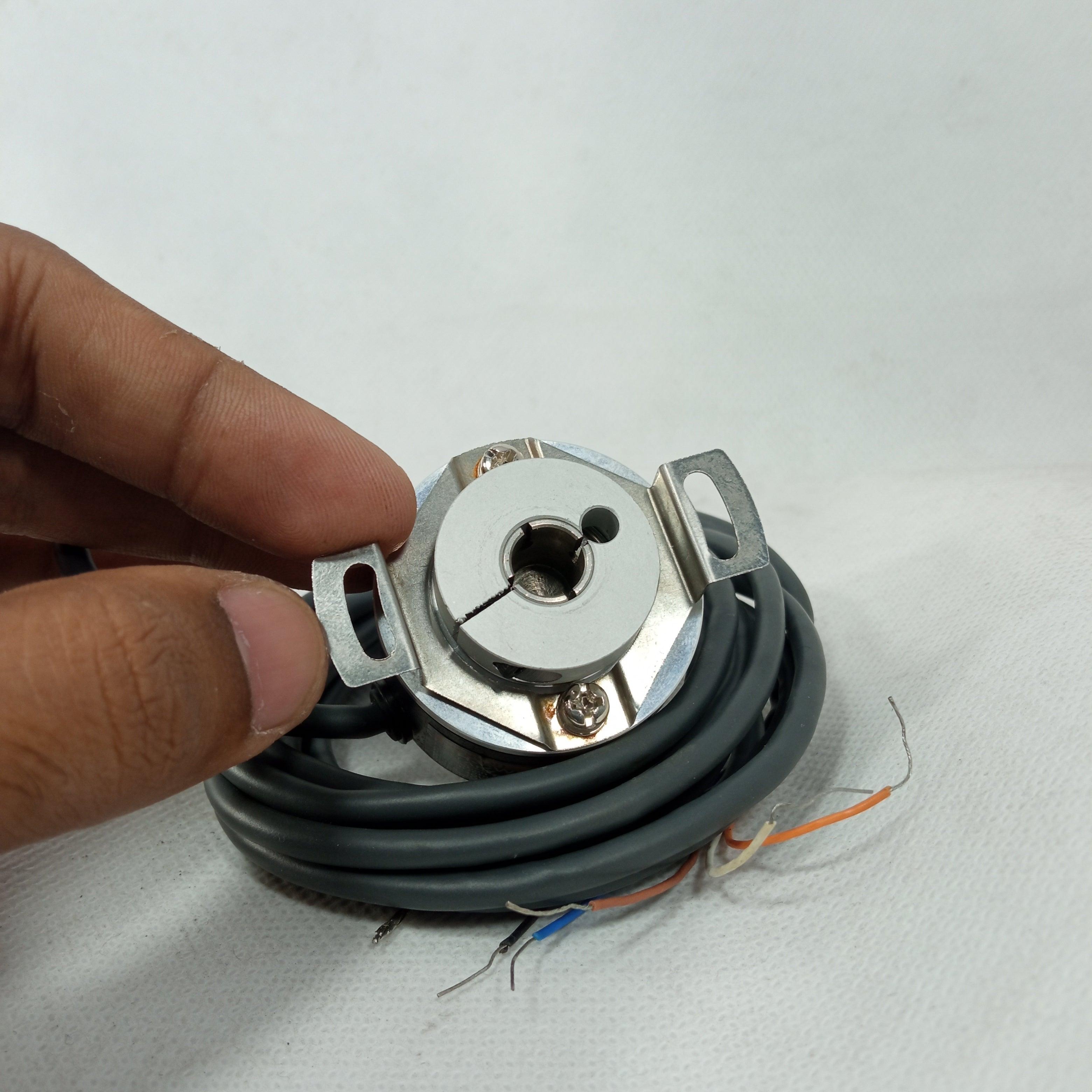 100PPR Omron E6H-CWZ6C Rotary Encoder 5 24VDC in Pakistan - industryparts.pk