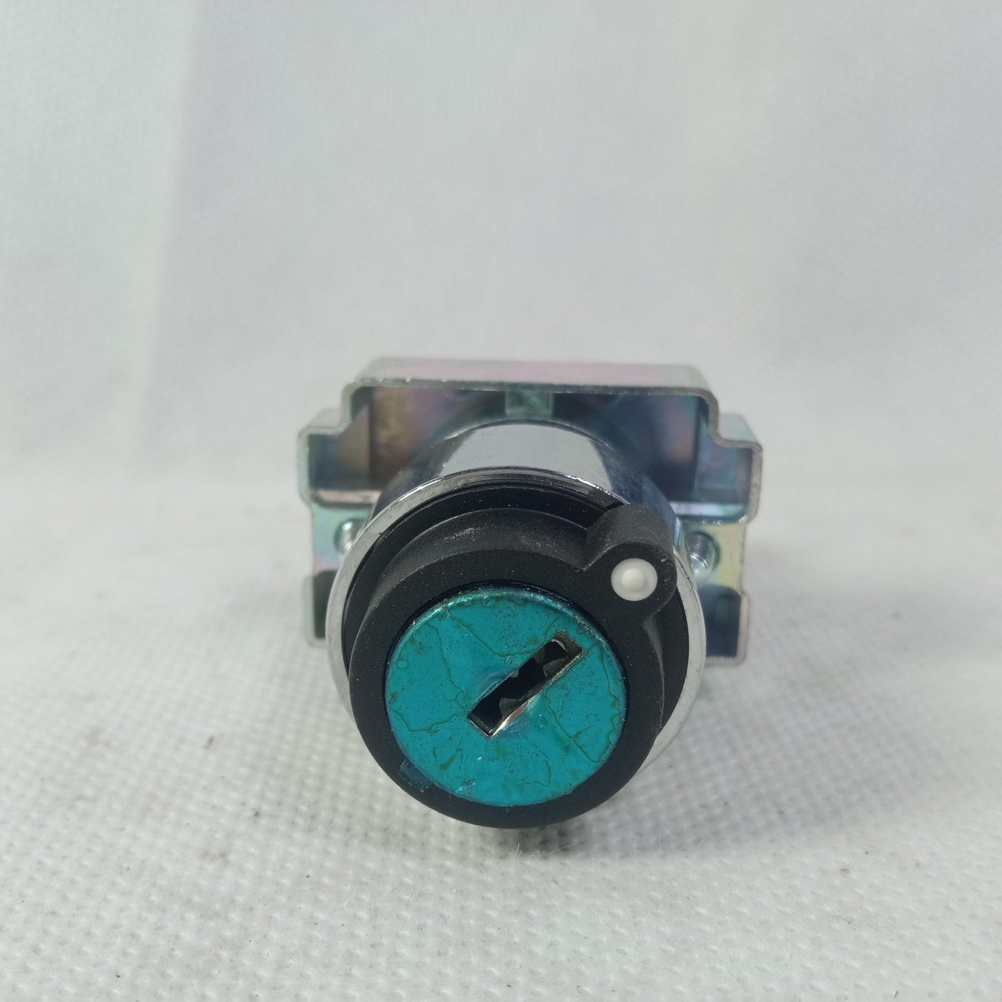 XB2-BG21 2 Position Selector Key Switch 1 no 22mm in Pakistan - industryparts.pk