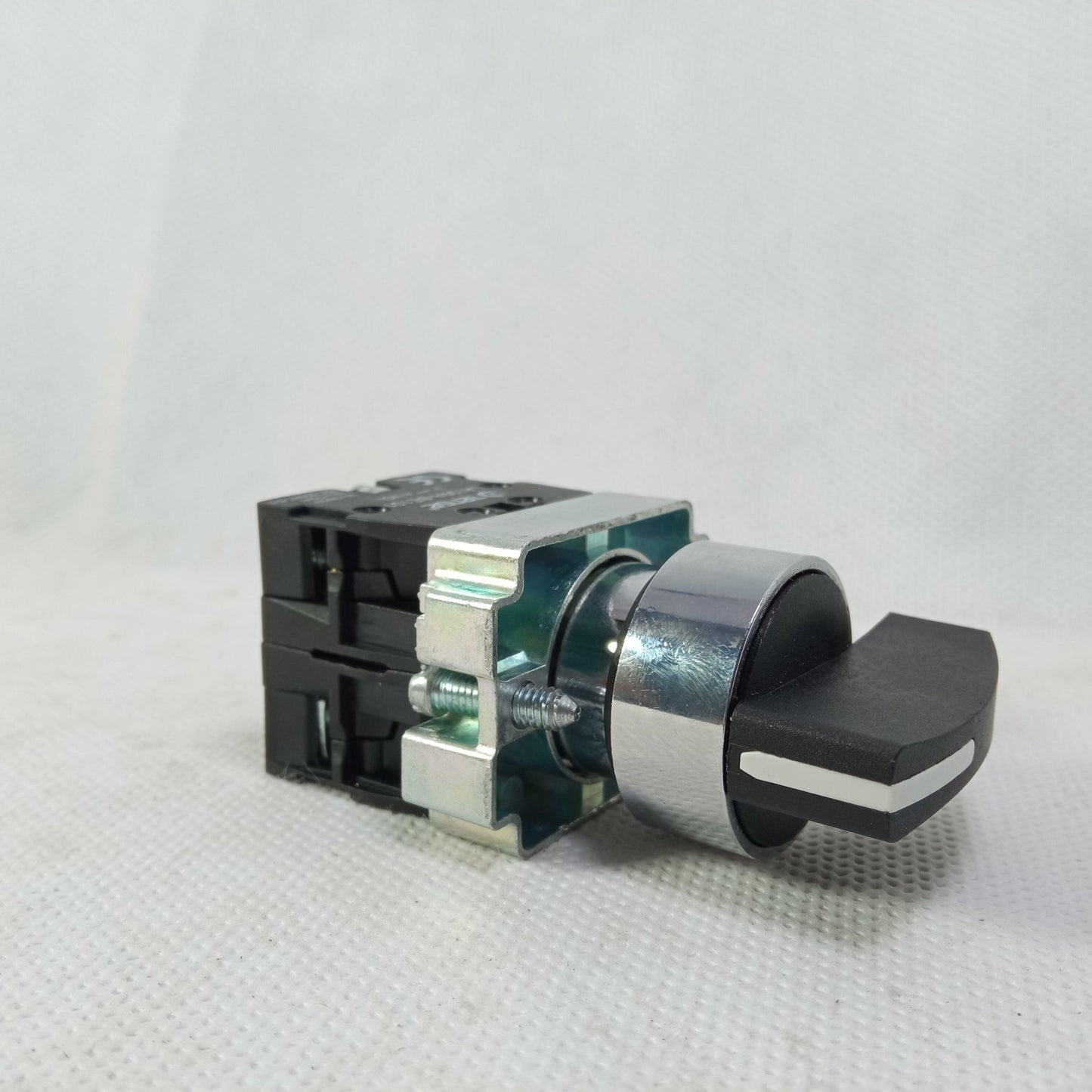 XB2-BJ33 Long Handle 22mm 3 Position Selector Switch in Pakistan - industryparts.pk
