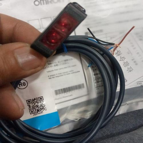 Omron E3Z-LS81   Distance-setting, Sensing distance 20 to 200 mm - industryparts.pk