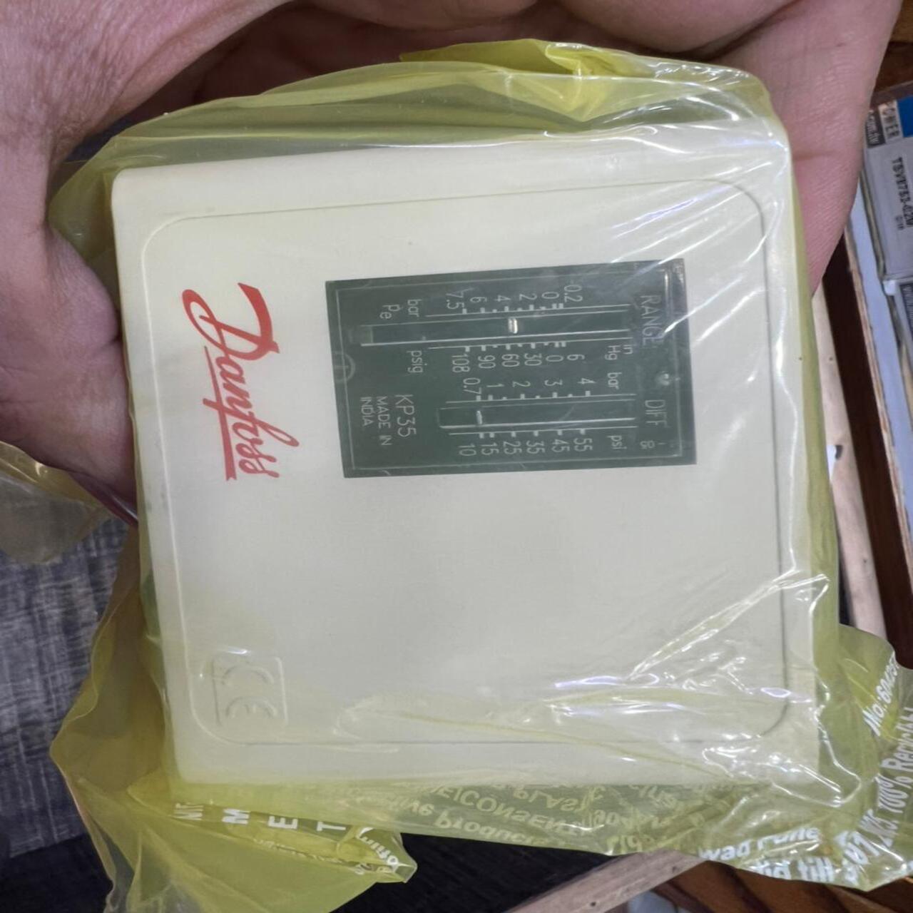 Danfoss Pressure Switch KP35 Original in Pakistan - industryparts.pk