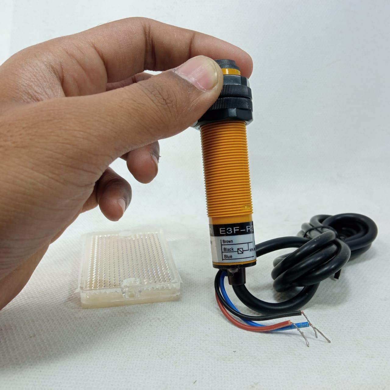 Omron E3F-R2C4 Photoelectric Switch in Pakistan - industryparts.pk