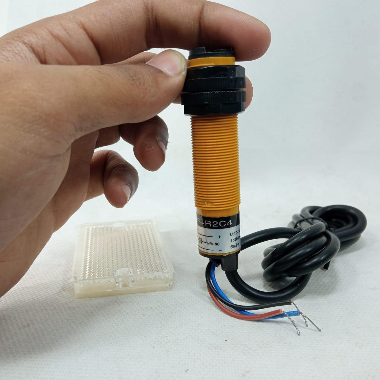 Omron E3F-R2C4 Photoelectric Switch in Pakistan - industryparts.pk