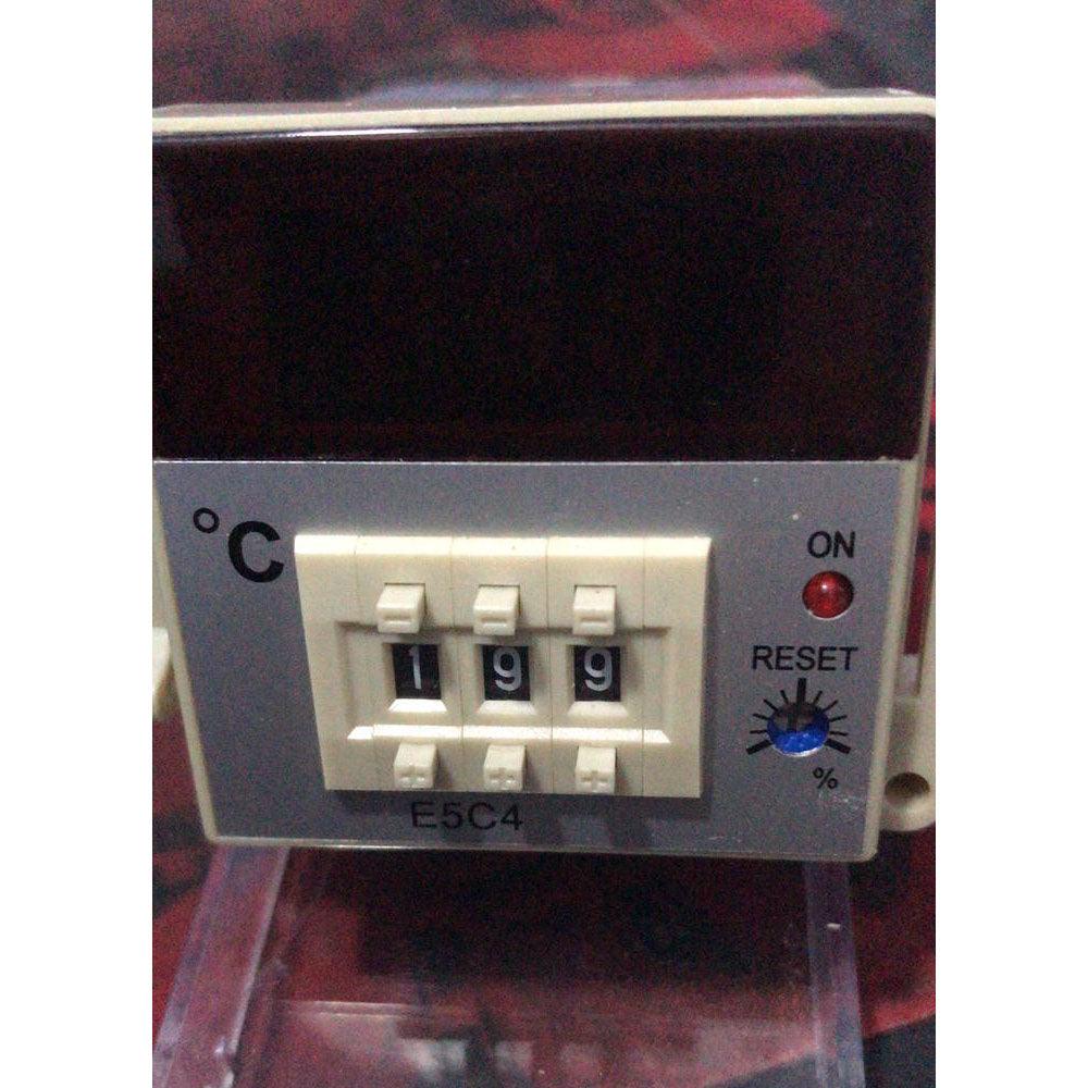 3-Digit LED Digital Temperature Controller E5C4 in Pakistan - industryparts.pk