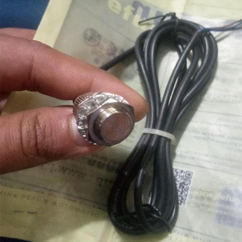 Hall Sensor ,  magnet sensor,12mm Diameter (Lot) - industryparts.pk