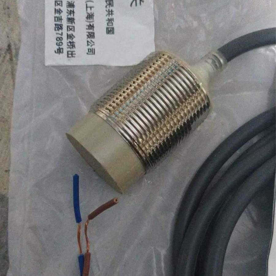 Omron E2E-X18MD1 Proximity Switch in Pakistan - industryparts.pk