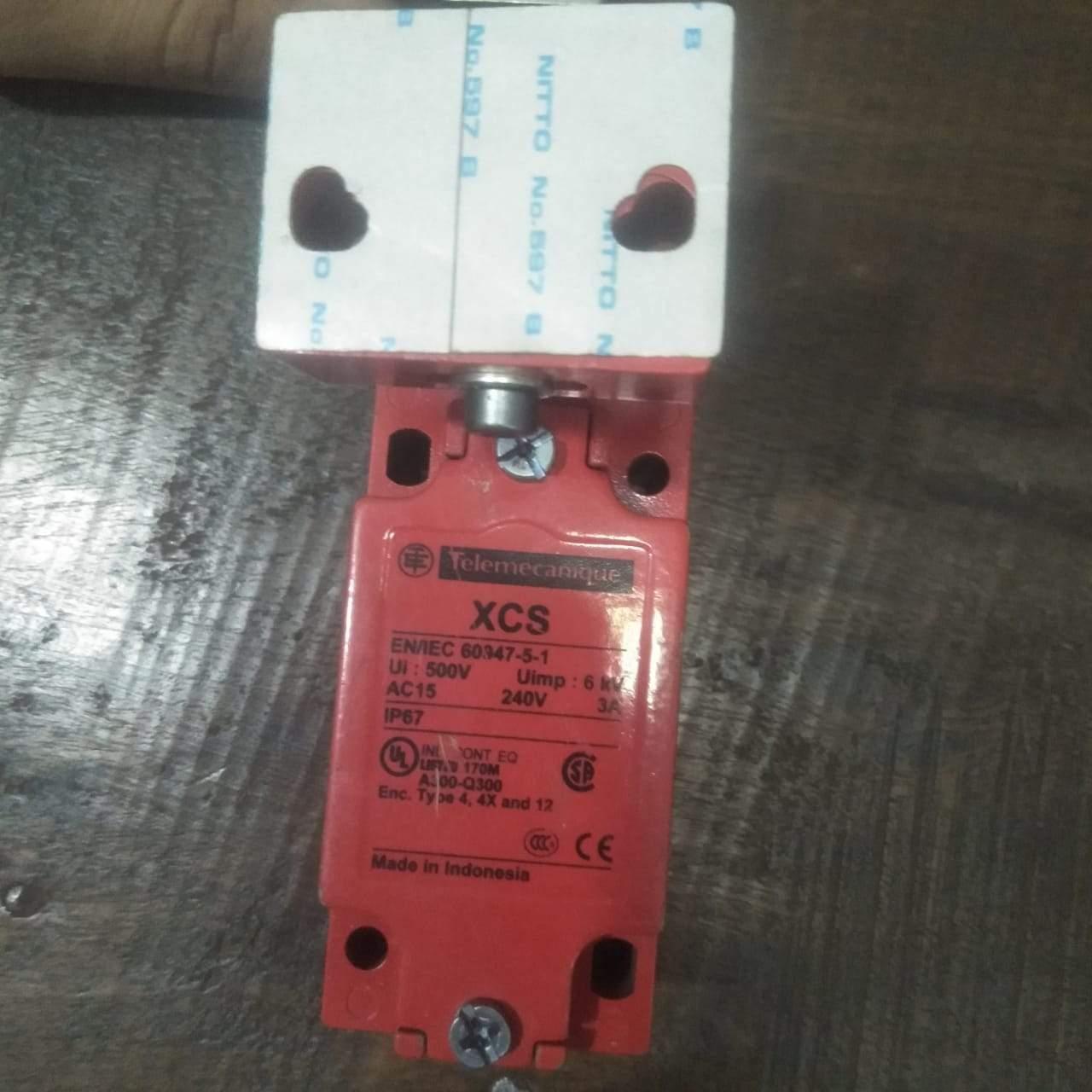 Safety switch, Telemecanique Safety switches lotted - industryparts.pk