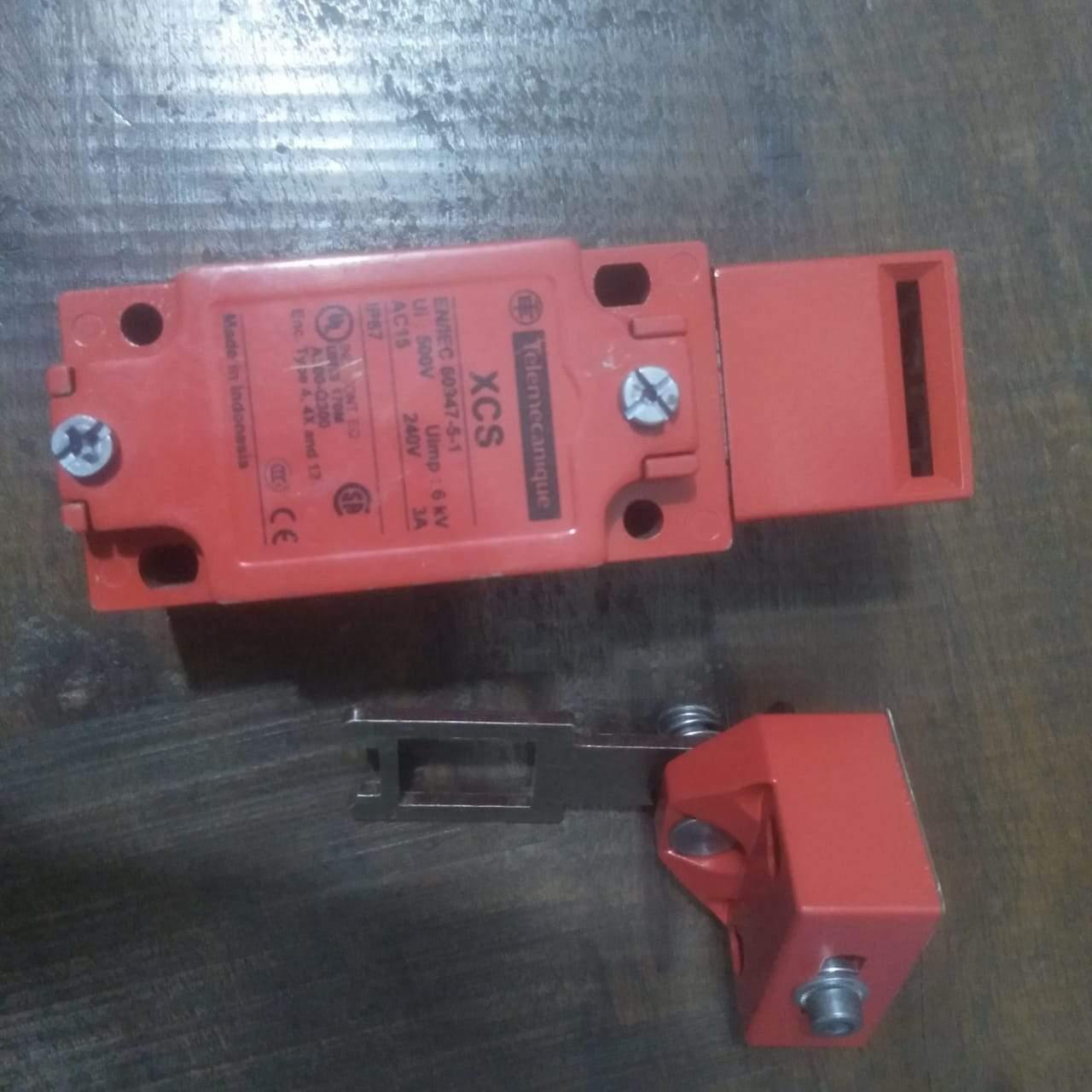 Safety switch, Telemecanique Safety switches lotted - industryparts.pk