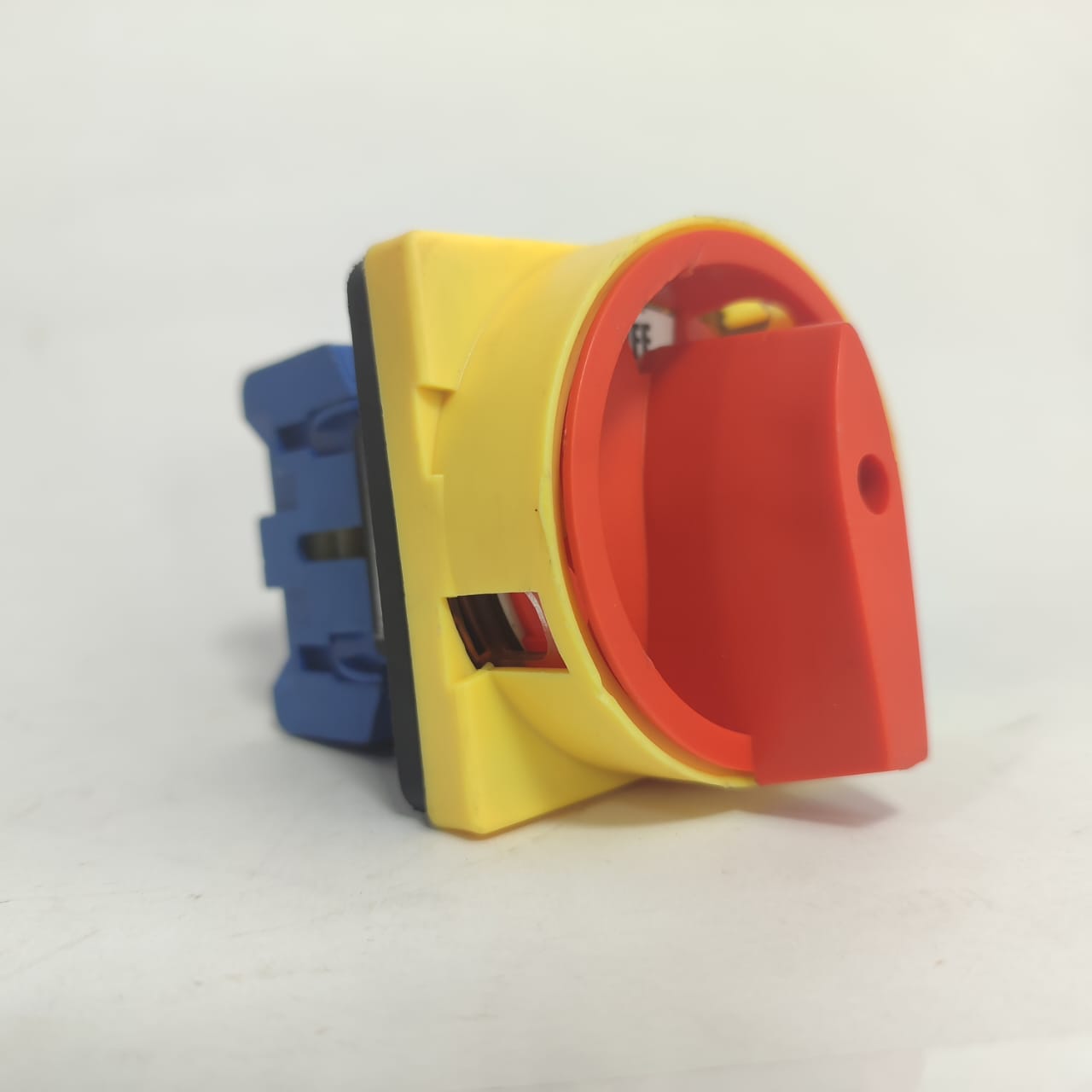 CHSO.M 3-Pole 25A/32A Circuit Breaker 2-Position Cam Rotary Power On-Off Switch  in Pakistan