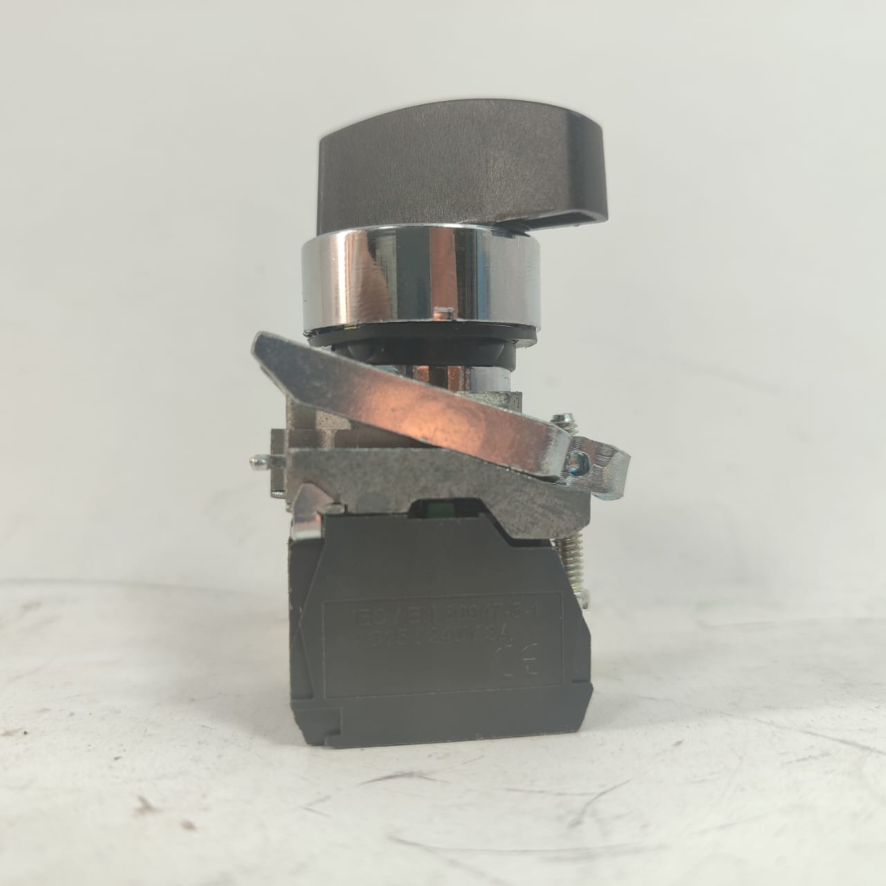 Schneider ZBE-101 Selector Switch in Pakistan