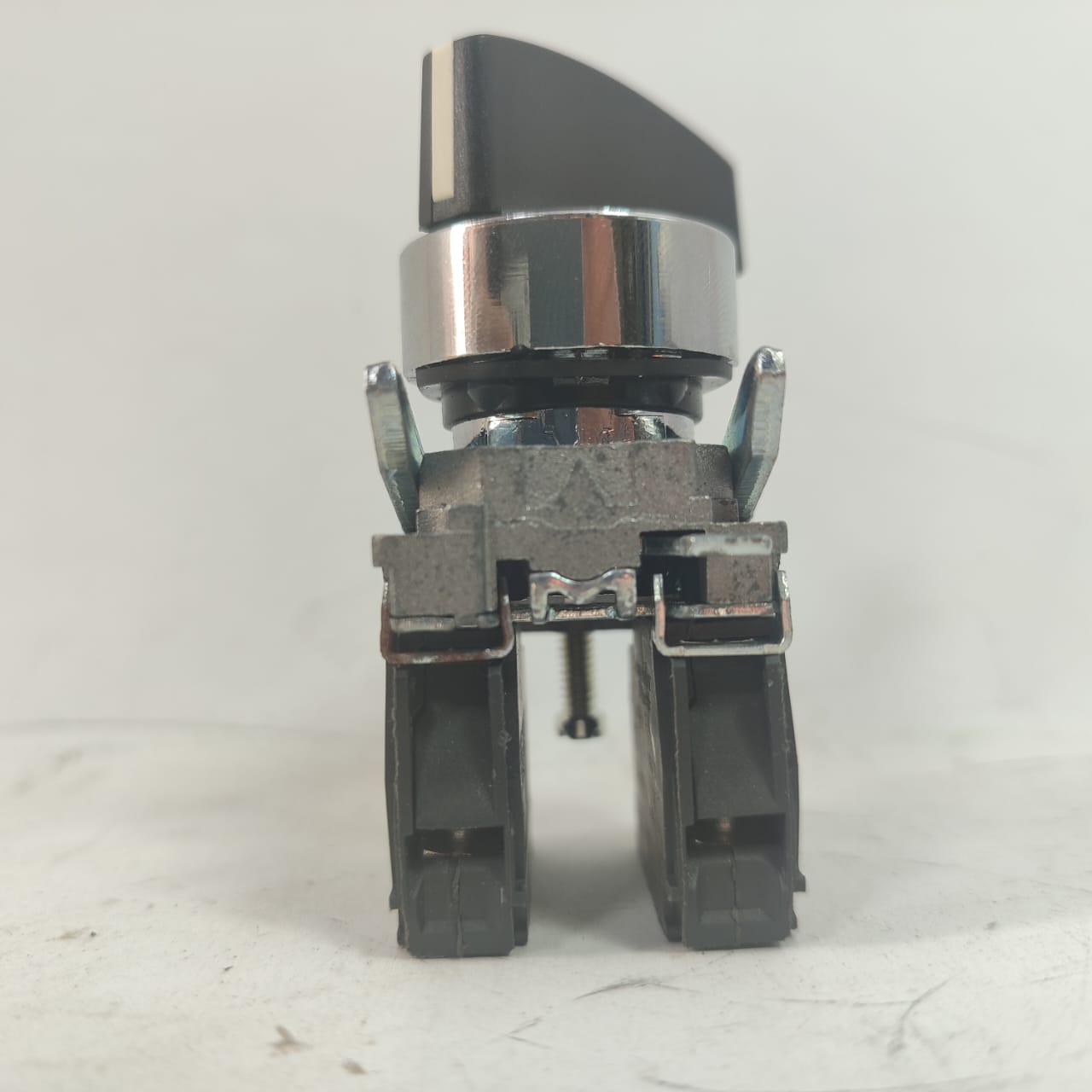 Schneider ZBE-101 Selector Switch in Pakistan