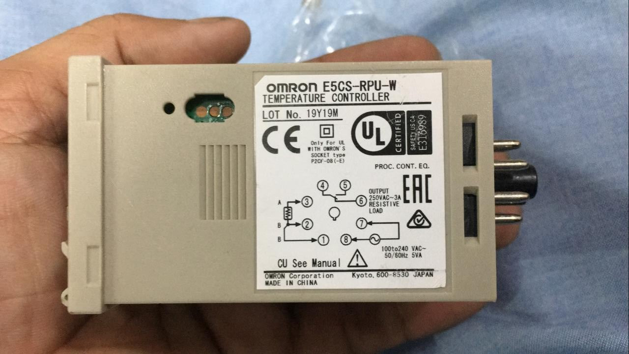 OMRON E5CS-RPU-W Temperture Controller in Pakistan