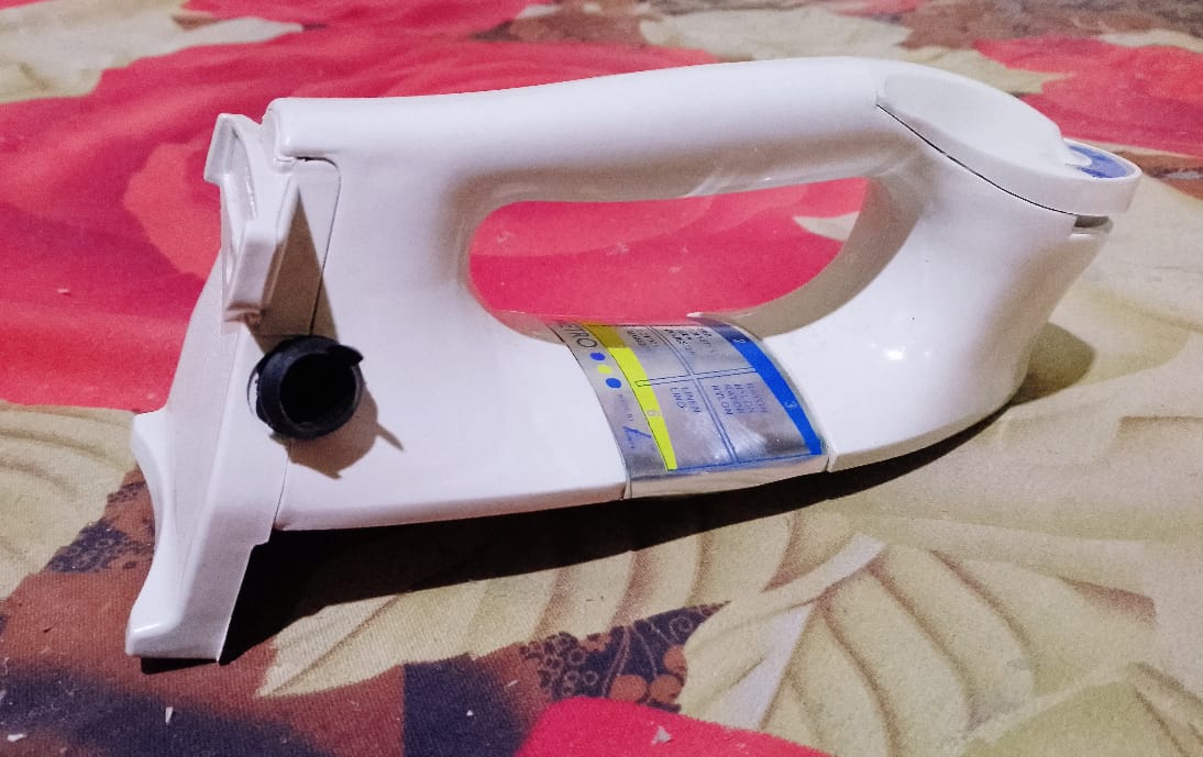 METRO National Electric Iron Handel Bakelight Material in Pakistan      