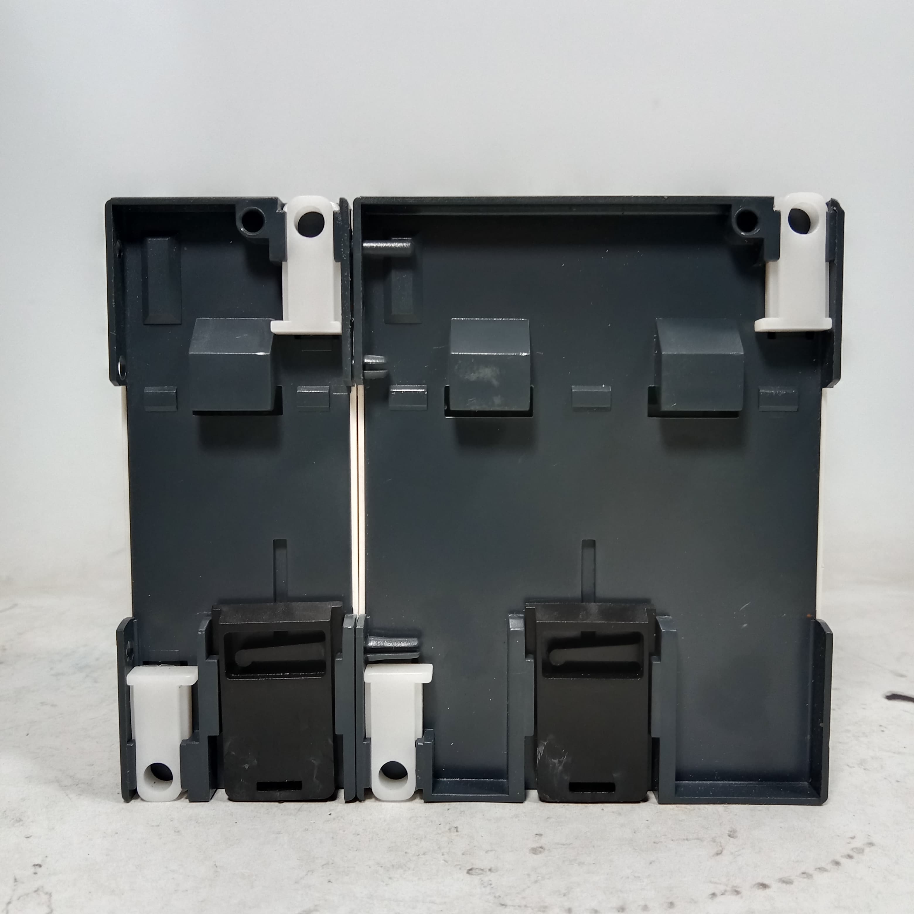 Schneider SR3 B101BD Programmable Logic Controller Module in Pakistan