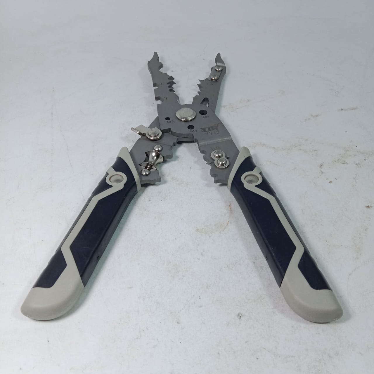 YTH Y712 Electrician Labor Saving Plier in Pakistan