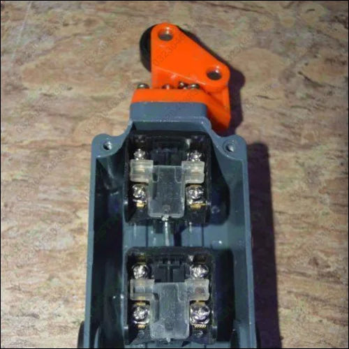 Limit Switch 2 Open And 2 Close Point China Made Lotted in Pakistan - industryparts.pk