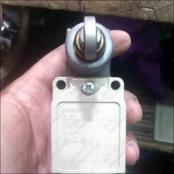 Omron WLSD2 General Purpose Switch, Standard Load, Horizontal Roller Plunger(China made) - industryparts.pk